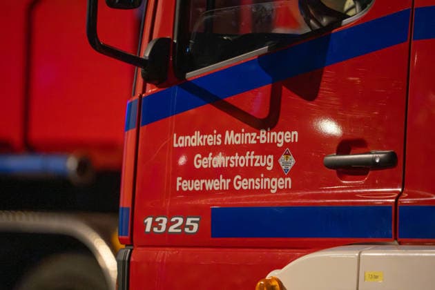 Waldbrand bei Traisen entwickelt sich zu Großschadenslage Am Samstag, dem 27.06.2026, kam es im Bereich des Fernsehturms bei Traisen in der Verbandsgemeinde Rüdesheim zu einem großflächigen Waldbrand. Das Feuer breitete sich in einem schwer zugänglichen, kampfmittelbelasteten Waldgebiet aus und erfasste nach Angaben der Einsatzleitung bis in die Nacht rund 37.000 Quadratmeter Waldfläche. Aufgrund der Gefahr durch mögliche Altmunition mussten Einsatzkräfte aus dem unmittelbaren Gefahrenbereich zurückgezogen werden. Die Brandbekämpfung erfolgte aus sicherer Entfernung unter anderem mit Spezialtechnik, einem Polizeihubschrauber sowie dem ferngesteuerten Löschroboter Magirus Wolf R1. Mehr als 300 Einsatzkräfte von Feuerwehren,