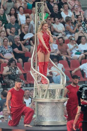 Helene Fischer live bei einem Konzert ihrer 360Â° Stadion Tour im RheinEnergieStadion. Köln, 27.06.2026 (Hinweis: Verwendung nur redaktionell in Bezug auf das Konzert bzw. die aktuelle Tour) *** Helene Fischer performing live at a concert on her 360° Stadium Tour at the RheinEnergieStadion in Cologne, June 27, 2026. Note: For editorial use only in connection with the concert or the current tour. Foto:xR.xSchmiegeltx xFuturexImagex fischer_6682