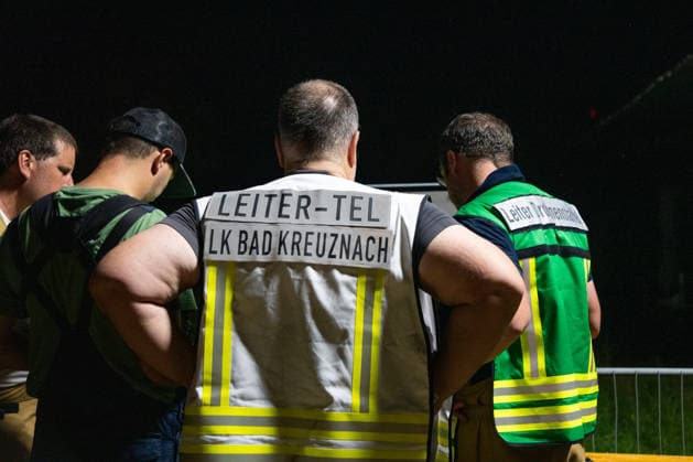 Waldbrand bei Traisen entwickelt sich zu Großschadenslage Am Samstag, dem 27.06.2026, kam es im Bereich des Fernsehturms bei Traisen in der Verbandsgemeinde Rüdesheim zu einem großflächigen Waldbrand. Das Feuer breitete sich in einem schwer zugänglichen, kampfmittelbelasteten Waldgebiet aus und erfasste nach Angaben der Einsatzleitung bis in die Nacht rund 37.000 Quadratmeter Waldfläche. Aufgrund der Gefahr durch mögliche Altmunition mussten Einsatzkräfte aus dem unmittelbaren Gefahrenbereich zurückgezogen werden. Die Brandbekämpfung erfolgte aus sicherer Entfernung unter anderem mit Spezialtechnik, einem Polizeihubschrauber sowie dem ferngesteuerten Löschroboter Magirus Wolf R1. Mehr als 300 Einsatzkräfte von Feuerwehren,
