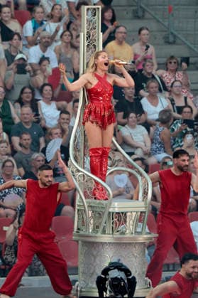 Helene Fischer live bei einem Konzert ihrer 360Â° Stadion Tour im RheinEnergieStadion. Köln, 27.06.2026 (Hinweis: Verwendung nur redaktionell in Bezug auf das Konzert bzw. die aktuelle Tour) *** Helene Fischer performing live at a concert on her 360° Stadium Tour at the RheinEnergieStadion in Cologne, June 27, 2026. Note: For editorial use only in connection with the concert or the current tour. Foto:xR.xSchmiegeltx xFuturexImagex fischer_6683