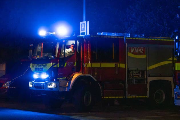 Waldbrand bei Traisen entwickelt sich zu Großschadenslage Am Samstag, dem 27.06.2026, kam es im Bereich des Fernsehturms bei Traisen in der Verbandsgemeinde Rüdesheim zu einem großflächigen Waldbrand. Das Feuer breitete sich in einem schwer zugänglichen, kampfmittelbelasteten Waldgebiet aus und erfasste nach Angaben der Einsatzleitung bis in die Nacht rund 37.000 Quadratmeter Waldfläche. Aufgrund der Gefahr durch mögliche Altmunition mussten Einsatzkräfte aus dem unmittelbaren Gefahrenbereich zurückgezogen werden. Die Brandbekämpfung erfolgte aus sicherer Entfernung unter anderem mit Spezialtechnik, einem Polizeihubschrauber sowie dem ferngesteuerten Löschroboter Magirus Wolf R1. Mehr als 300 Einsatzkräfte von Feuerwehren,