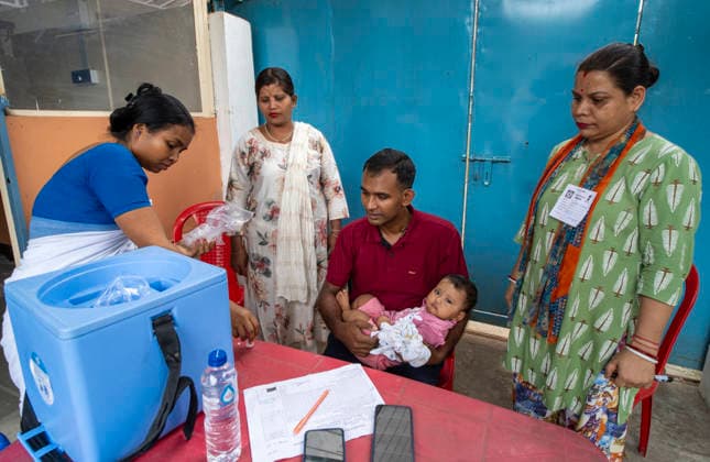June 28, 2026: A healthcare worker prepares to administer oral polio vaccine drops to a child during a immunization campaign, in Guwahati, India on 28 June 2026.  - ZUMAt232 20260628_zip_t232_004 Copyright: xDavidxTalukdarx