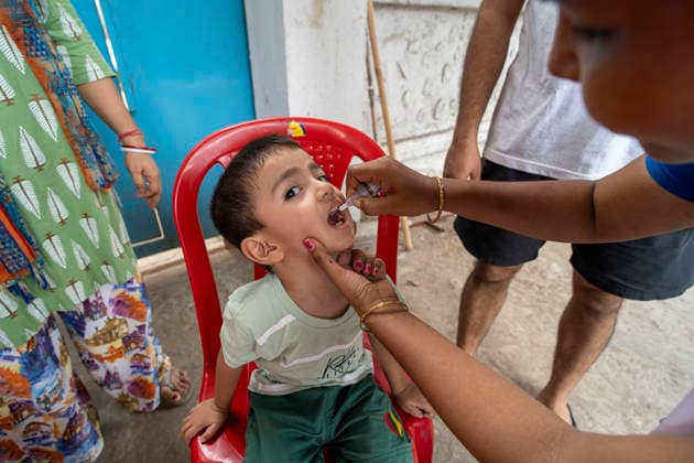 June 28, 2026: A health worker administers oral polio vaccine drops to a child during a immunization campaign, in Guwahati, India on 28 June 2026. - ZUMAt232 20260628_zip_t232_007 Copyright: xDavidxTalukdarx