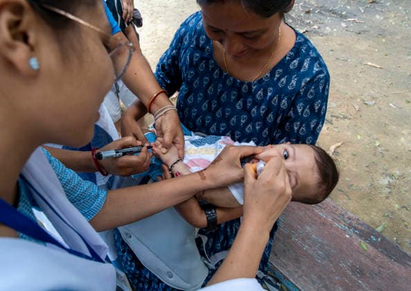June 28, 2026: A health worker administers oral polio vaccine drops to a child during a immunization campaign, in Guwahati, India on 28 June 2026. - ZUMAt232 20260628_zip_t232_009 Copyright: xDavidxTalukdarx