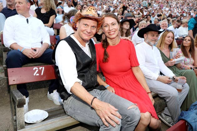 Fabian Harloff mit Ehefrau Catharina Harloff bei der Premiere von Im Tal des Todes bei den Karl-May-Spielen 2026 im Freilichttheater am Kalkberg. Bad Segeberg, 27.06.2026 *** Fabian Harloff with his wife Catharina Harloff at the premiere of *In the Valley of Death* at the 2026 Karl May Festival at the Kalkberg Open-Air Theater in Bad Segeberg, June 27, 2026 Foto:xgbrcix xFuturexImagex karl_may_6631