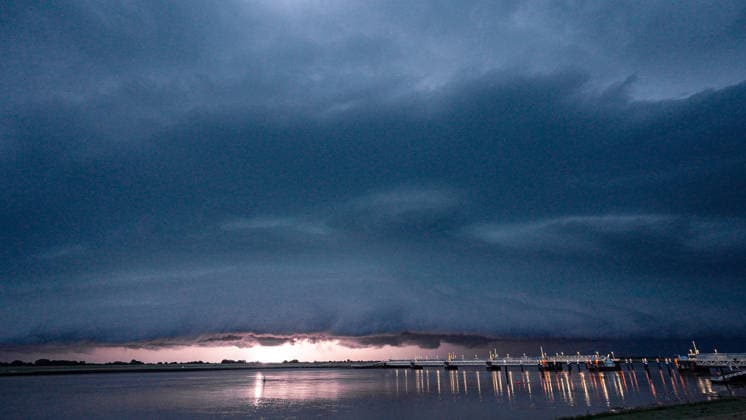 Gewitterfront über Emden: Bow-Echo mit Blitzshow und Sturmböen zieht über Ostfriesland 7aIMG: 0563671 Gewitterfront über Emden: Bow-Echo mit Blitzshow und Sturmböen zieht über OstfrieslandBremen, Moormerland, Deutschland *** Thunderstorm front over Emden: A bow echo with a lightning show and gusts of wind sweeps across East Frisia 7aIMG 0563671 Thunderstorm front over Emden: A bow echo with a lightning show and gusts of wind sweeps across East Frisia Bremen, Moormerland, Germany Copyright: 7aktuell.dex xMarcxGruber 0563671 20260628_7a_emsblitz_563671