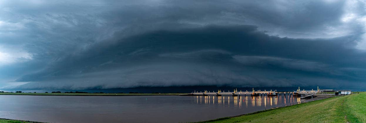 Gewitterfront über Emden: Bow-Echo mit Blitzshow und Sturmböen zieht über Ostfriesland 7aIMG: 0563672 Gewitterfront über Emden: Bow-Echo mit Blitzshow und Sturmböen zieht über OstfrieslandBremen, Moormerland, Deutschland *** Thunderstorm front over Emden: A bow echo with a lightning show and gusts of wind sweeps across East Frisia 7aIMG 0563672 Thunderstorm front over Emden: A bow echo with a lightning show and gusts of wind sweeps across East Frisia Bremen, Moormerland, Germany Copyright: 7aktuell.dex xMarcxGruber 0563672 20260628_7a_emsblitz_563672
