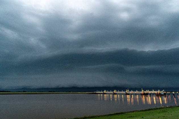 Gewitterfront über Emden: Bow-Echo mit Blitzshow und Sturmböen zieht über Ostfriesland 7aIMG: 0563676 Gewitterfront über Emden: Bow-Echo mit Blitzshow und Sturmböen zieht über OstfrieslandBremen, Moormerland, Deutschland *** Thunderstorm front over Emden: A bow echo with a lightning show and gusts of wind sweeps across East Frisia 7aIMG 0563676 Thunderstorm front over Emden: A bow echo with a lightning show and gusts of wind sweeps across East Frisia Bremen, Moormerland, Germany Copyright: 7aktuell.dex xMarcxGruber 0563676 20260628_7a_emsblitz_563676