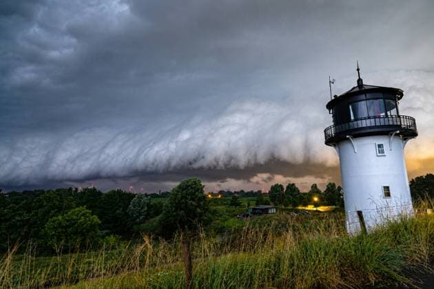 Shelf Cloud über Cuxhaven: Dramatische Gewitterfront an der Dicken Berta (Bild mit KI entrauscht) 7aIMG: 0563680 Shelf Cloud über Cuxhaven: Dramatische Gewitterfront an der Dicken BertaNiedersachsen, Cuxhaven, Deutschland *** Shelf Cloud over Cuxhaven: Dramatic Thunderstorm Front at the Dicke Berta Image with AI noise reduction 7aIMG 0563680 Shelf Cloud over Cuxhaven: Dramatic Thunderstorm Front at the Dicke Berta Lower Saxony, Cuxhaven, Germany Copyright: 7aktuell.dex xMarcxGruber 0563680 20260628_7a_cuxbertashelf_563680