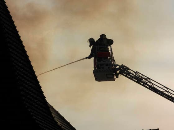 CNTV DACHBRAND _ Feuerwehr mit Leiterwagen vor Ort beim Dachstuhlbrand an einer Villa. Die Feuerwehrleute kommen aufgrund der Hitze an ihre koerperlichen Belastungsgrenzen und wurden mehrfach ausgetauscht 27.06.2026 Hamburg Wandsbek-Marienthal Hamburg Deutschland *** CNTV ROOF FIRE: Firefighters with a ladder truck on the scene of a roof truss fire at a villa. Due to the heat, the firefighters were pushed to their physical limits and were rotated in and out several times. June 27, 2026, Hamburg-Wandsbek, Marienthal, Hamburg, Germany
