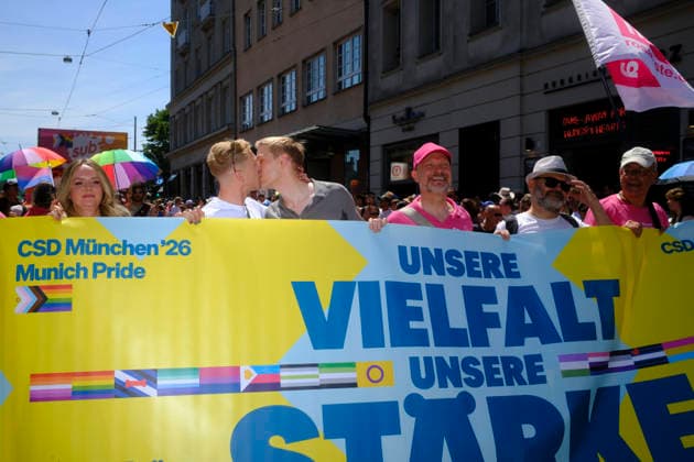 Oberbürgermeister Dominik Krause (rechts) und sein Verlobter Sebastian Müller beim CSD - Christopher Street Day, München 27.06.2026 *** Mayor Dominik Krause (right) and his fiancé Sebastian Müller at CSD (Christopher Street Day), Munich, June 27, 2026