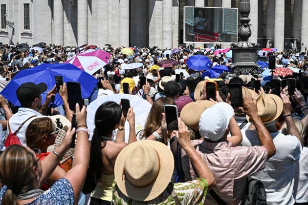 June 28, 2026, Vatican City, Vatican City: Faithfuls take pictures with their phones as Pope Leo XIV eads his Sunday Angelus prayer from the window of his office overlooking Saint Peter s Square, Vatican City, 28 June 2026. ANSA RICCARDO ANTIMIANI. Vatican City Vatican City  - ZUMAa110 20260628_zaf_a110_010 Copyright: xRiccardoxAntimianix