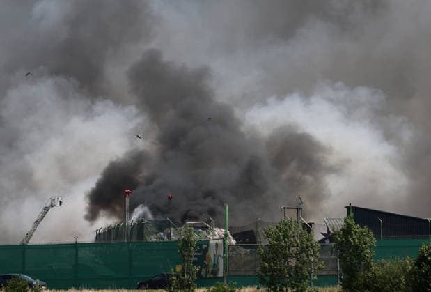 Hier Feuer von einem Grossbrand aktuell bei Eitting (Ldkr.Erding) bei Wurzer Umweltgruppe, hitze, Flammen, Rauch, Rauchwolken, windig, Feuer, Feuerwehr, Löschen, Löschung *** Here is footage of a major fire currently burning near Eitting in the Erding district, near the Wurzer Environmental Group: heat, flames, smoke, clouds of smoke, windy conditions, fire, fire department, extinguishing, firefighting