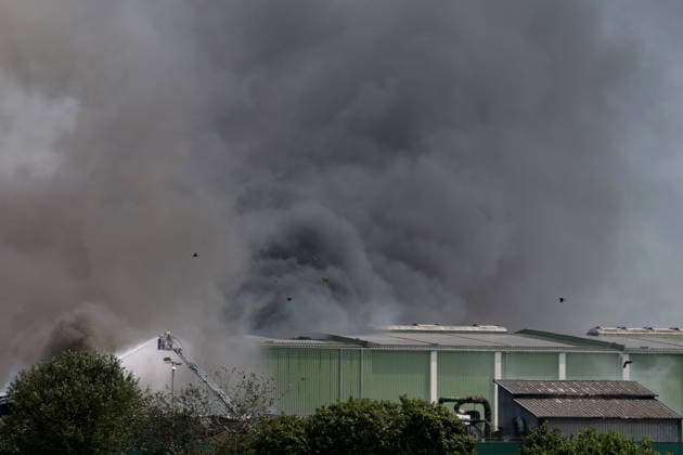 Hier Feuer von einem Grossbrand aktuell bei Eitting (Ldkr.Erding) bei Wurzer Umweltgruppe, hitze, Flammen, Rauch, Rauchwolken, windig, Feuer, Feuerwehr, Löschen, Löschung *** Here is footage of a major fire currently burning near Eitting in the Erding district, near the Wurzer Environmental Group: heat, flames, smoke, clouds of smoke, windy conditions, fire, fire department, extinguishing, firefighting
