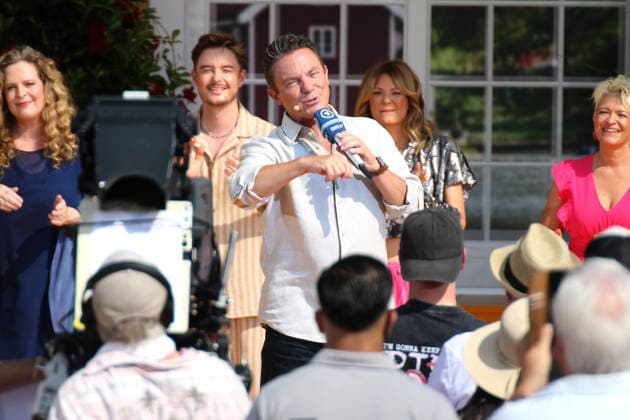 Entertainment Bilder des Tages Fernsehshow Immer wieder Sonntags (Folge 5) Rust bei Freiburg , 28.06.2026 Immer wieder Sonntags (Ausgabe 5) im Europa-Park Rust bei Freiburg moderiert von Stefan Mross. Baden-Württemberg Germany *** TV Show Immer wieder Sonntags, Episode 5, Rust near Freiburg, June 28, 2026. Immer wieder Sonntags, Episode 5, at Europa-Park in Rust near Freiburg, hosted by Stefan Mross, Baden-Württemberg, Germany Copyright: xMarioxGentzelx