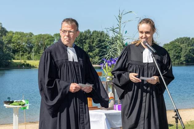 Tauffest am Auesee ** NUR FÜR REDAKTIONELLE ZWECKE ** EDITORIAL USE ONLY **<p>Bei einem Tauffest der evangelischen Kirche Wesel am Auesee werden am Sonntag, den 28.06.2026 27 Kinder feierlich getauft. Vor den Taufen fand ein Gottesdienst statt. Deutschland NRW Wesel Copyright: ErwinxPottgiesser *** Baptism Ceremony at Auesee ** FOR EDITORIAL USE ONLY ** EDITORIAL USE ONLY ** p At a baptismal celebration held by the Protestant Church of Wesel at Lake Auesee on Sunday, June 28, 2026, 27 children were solemnly baptized. A church service was held prior to the baptisms. Germany, North Rhine-Westphalia, Wesel. Copyright ErwinxPottgiesser Copyright: ErwinxPottgiesser doc86hg4e57ugp68adpgju ,EDITORIAL USE ONLY