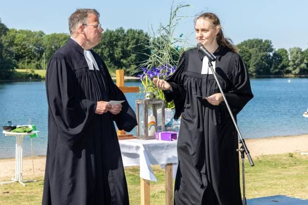 Tauffest am Auesee ** NUR FÜR REDAKTIONELLE ZWECKE ** EDITORIAL USE ONLY **<p>Bei einem Tauffest der evangelischen Kirche Wesel am Auesee werden am Sonntag, den 28.06.2026 27 Kinder feierlich getauft. Vor den Taufen fand ein Gottesdienst statt. Deutschland NRW Wesel Copyright: ErwinxPottgiesser *** Baptism Ceremony at Auesee ** FOR EDITORIAL USE ONLY ** EDITORIAL USE ONLY ** p At a baptismal celebration held by the Protestant Church of Wesel at Lake Auesee on Sunday, June 28, 2026, 27 children were solemnly baptized. A church service was held prior to the baptisms. Germany, North Rhine-Westphalia, Wesel. Copyright ErwinxPottgiesser Copyright: ErwinxPottgiesser doc86hg4ed0i92cal8ivkp ,EDITORIAL USE ONLY