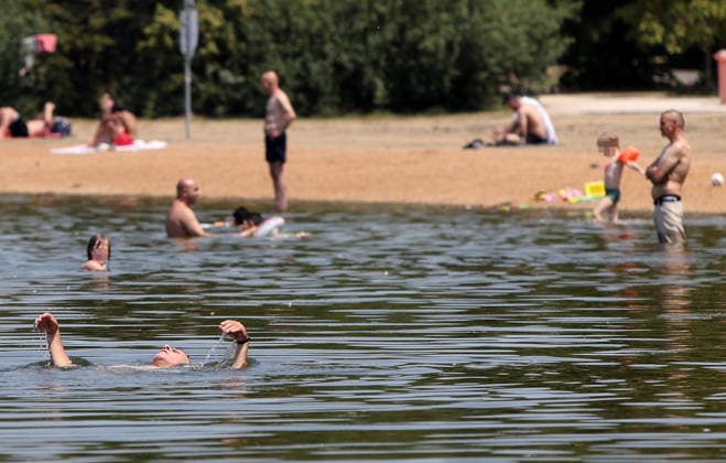 News Bilder des Tages Eine außergewöhnliche Hitzewelle in Deutschland. Die Menschen kühlen sich in den Seen und Flüssen der Stadt ab in Nürnberg , Bayern , Deutschland . Juni 28 , 2026 . Photo by: Davide Elias IPA Photo Pressefoto DENL Copyright: xDavidexEliasx
