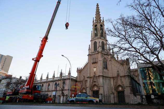 Vina del Mar, June 28, 2026: A cross was removed from the Virgen del Carmen Parish, as it was in danger of falling following the earthquakes that struck the region. Sebastián Cisternas, Aton, Chile; Valparaíso, Chile. Aton 1168655  Copyright: SEBASTIANxCISTERNAS xATONxCHILE