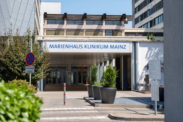 Hitze im Klinikum Mainz, Feuerwehr belüftet Gebäude Am Sonntag bat das Marienhaus Klinikum Mainz in der Oberstadt die Feuerwehr um Hilfe. Die Temperatur in den Gebäuden war offenbar nicht mehr erträglich, die Klima und Lüftungsanlage reichte nicht aus. Die Feuerwehr Mainz unterstützte das Krankenhaus mit mehreren Lüftern, rund 90 Patienten waren betroffen. Mainz Oberstadt Rheinland-Pfalz Deutschland *** Heat Wave at Mainz Hospital; Fire Department Ventilates Building On Sunday, the Marienhaus Hospital in Mainz’s Oberstadt district called on the fire department for help. The temperature inside the buildings had apparently become unbearable, and the air conditioning and ventilation systems were insufficient. The Mainz Fire Department a
