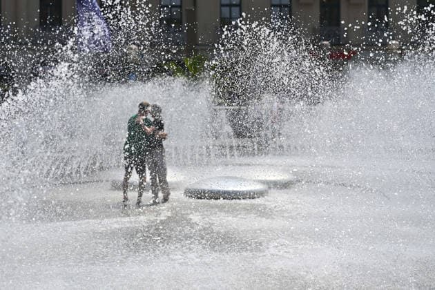 Wetterbild vom 28.06.2026. Ein Paar tanzt Tango im Stachusbrunnen am Karlsplatz in Muenchen angesichts der grossen Hitze. *** Weather photo from June 28, 2026: A couple dances the tango in the Stachus Fountain at Karlsplatz in Munich amid the sweltering heat