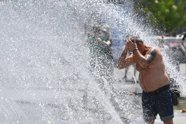 Wetterbild vom 28.06.2026. Mann kuehlt sic im Stachusbrunnen am Karlsplatz in Muenchen angesichts der grossen Hitze ab. *** Weather photo from June 28, 2026: A man cools off in the Stachus Fountain at Karlsplatz in Munich amid the intense heat