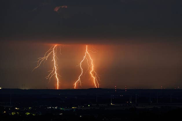 Nächtliches Gewitter bei Herford am frühen Morgen des 28.06.2026 Nächtliche Aufnahme eines mehr als 80 Kilometer entfernten Gewitters. Die Erdblitze schlagen unterhalb der sehr hohen Wolkenbasis in die Erde ein. *** Nighttime thunderstorm near Herford in the early morning of June 28, 2026. Nighttime photograph of a thunderstorm more than 80 kilometers away. Ground flashes strike the ground below the very high cloud base. Copyright: xx xChantalxAndersx