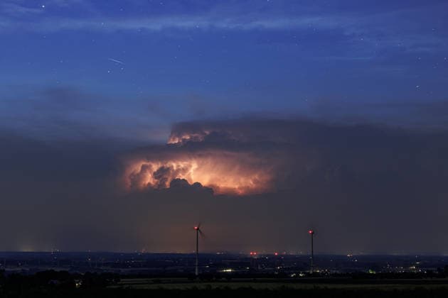 Nächtliches Gewitter bei Herford am frühen Morgen des 28.06.2026 Wetterleuchten eines mehr als 80 Kilometer entfernten Gewitters in der Nacht. Die Blitze bleiben innerhalb der Gewitterzelle verborgen und lassen die Quellwolken in kurzen Abständen aufleuchten, ohne dass einzelne Blitzkanäle sichtbar werden. *** A nighttime thunderstorm near Herford in the early morning of June 28, 2026. Nighttime lightning from a thunderstorm more than 80 kilometers away. The lightning remains hidden within the thundercloud cell, causing the cumulonimbus clouds to light up at short intervals, without any individual lightning channels becoming visible Copyright: xx xChantalxAndersx