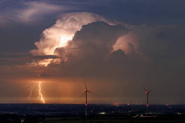 Nächtliches Gewitter bei Herford am frühen Morgen des 28.06.2026 Ein über 80 Kilometer entferntes Gewitter in der Nacht. Erdblitze erhellen den Horizont und beleuchten gleichzeitig die darüber aufragenden Quellwolken der Gewitterzelle. *** A nighttime thunderstorm near Herford in the early morning of June 28, 2026. A thunderstorm more than 80 kilometers away during the night; ground flashes illuminate the horizon and, at the same time, light up the towering cumulonimbus clouds of the thunderstorm cell above. Copyright: xx xChantalxAndersx