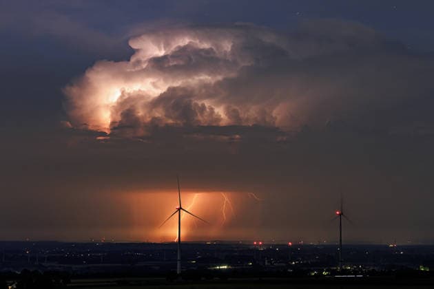 Nächtliches Gewitter bei Herford am frühen Morgen des 28.06.2026 Ein über 80 Kilometer entferntes Gewitter in der Nacht. Erdblitze erhellen den Horizont und beleuchten gleichzeitig die darüber aufragenden Quellwolken der Gewitterzelle. *** A nighttime thunderstorm near Herford in the early morning of June 28, 2026. A thunderstorm more than 80 kilometers away during the night; ground flashes illuminate the horizon and, at the same time, light up the towering cumulonimbus clouds of the thunderstorm cell above. Copyright: xx xChantalxAndersx