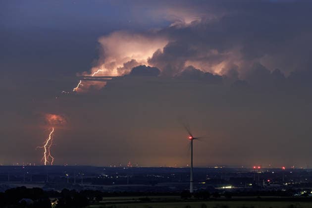 Nächtliches Gewitter bei Herford am frühen Morgen des 28.06.2026 Nächtliche Aufnahme eines über 80 Kilometer entfernten Gewitters. Ein positiver Blitz geht aus dem oberen Bereich der Gewitterzelle hervor und schlagen in großer Entfernung zum Regenkern am Boden ein. *** Nighttime thunderstorm near Herford in the early morning of June 28, 2026. Nighttime photograph of a thunderstorm over 80 kilometers away. A positive lightning bolt emerges from the upper part of the thundercloud cell and strikes the ground at a great distance from the center of the rain. Copyright: xx xChantalxAndersx