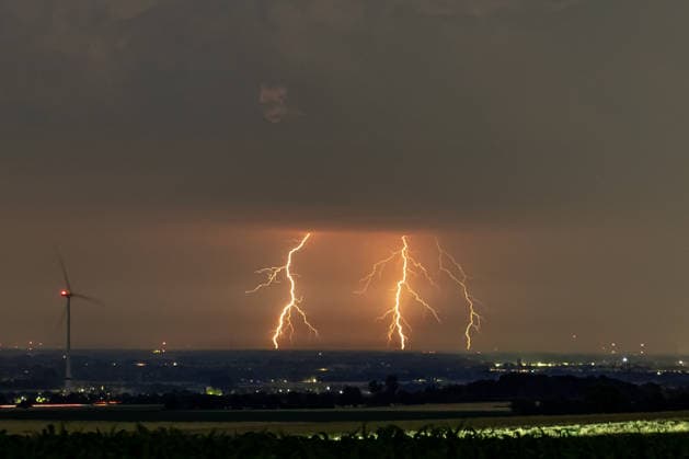 Nächtliches Gewitter bei Herford am frühen Morgen des 28.06.2026 Nächtliche Aufnahme eines mehr als 80 Kilometer entfernten Gewitters. Die Erdblitze schlagen unterhalb der sehr hohen Wolkenbasis in die Erde ein. *** Nighttime thunderstorm near Herford in the early morning of June 28, 2026. Nighttime photograph of a thunderstorm more than 80 kilometers away. Ground flashes strike the ground below the very high cloud base. Copyright: xx xChantalxAndersx