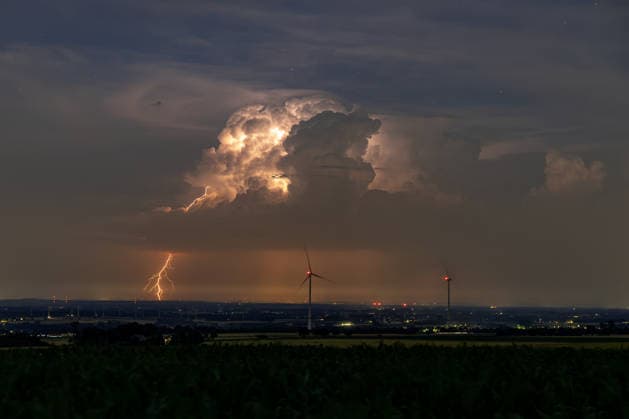 Nächtliches Gewitter bei Herford am frühen Morgen des 28.06.2026 Nächtliche Aufnahme eines über 80 Kilometer entfernten Gewitters. Ein positiver Blitz geht aus dem oberen Bereich der Gewitterzelle hervor und schlagen in großer Entfernung zum Regenkern am Boden ein. *** Nighttime thunderstorm near Herford in the early morning of June 28, 2026. Nighttime photograph of a thunderstorm more than 80 kilometers away. A positive lightning bolt emerges from the upper part of the thundercloud cell and strikes the ground at a great distance from the center of the rain. Copyright: xx xChantalxAndersx