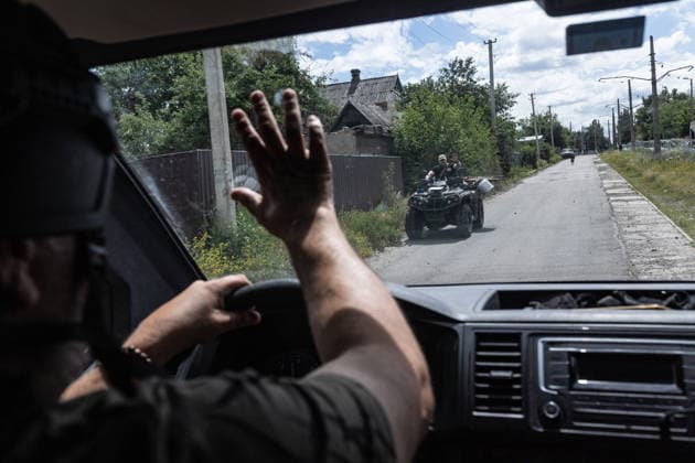 White Angels police unit evacuates civilians in Druzhkivka DRUZHKIVKA, UKRAINE - JUNE 28: A driver waves to Ukrainian soldiers during the evacuation of civilians in the town of Druzhkivka, Ukraine, 28 June 2026 Diego Herrera Carcedo Anadolu Druzhkivka Ukraine. Editorial use only. Please get in touch for any other usage.  Copyright: x2026xAnadoluxDiegoxHerreraxCarcedox