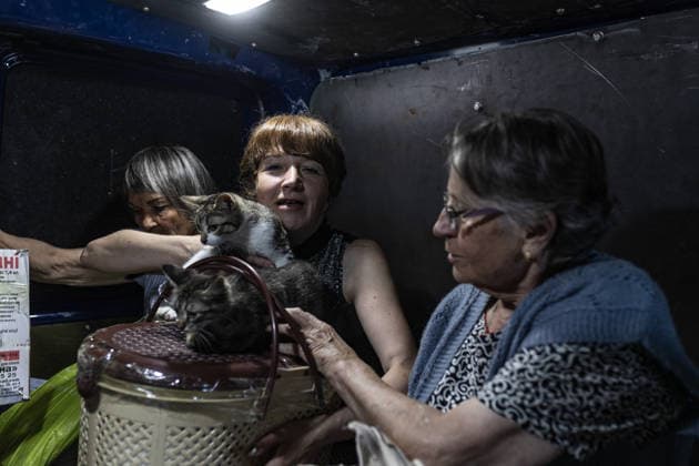 News Bilder des Tages White Angels police unit evacuates civilians in Druzhkivka DRUZHKIVKA, UKRAINE - JUNE 28: A woman is evacuated along with her cats by the ‘White Angels’ police unit as shelling intensifies in the city of Druzhkivka, Ukraine, 28 June 2026 Diego Herrera Carcedo Anadolu Druzhkivka Ukraine. Editorial use only. Please get in touch for any other usage.  Copyright: x2026xAnadoluxDiegoxHerreraxCarcedox