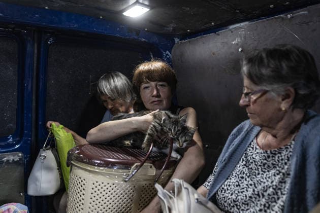 White Angels police unit evacuates civilians in Druzhkivka DRUZHKIVKA, UKRAINE - JUNE 28: A woman is evacuated along with her cats by the ‘White Angels’ police unit as shelling intensifies in the city of Druzhkivka, Ukraine, 28 June 2026 Diego Herrera Carcedo Anadolu Druzhkivka Ukraine. Editorial use only. Please get in touch for any other usage.  Copyright: x2026xAnadoluxDiegoxHerreraxCarcedox