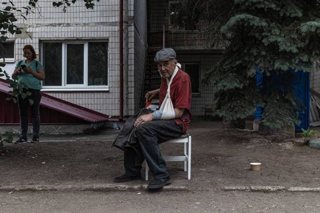 White Angels police unit evacuates civilians in Druzhkivka DRUZHKIVKA, UKRAINE - JUNE 28: A man injured following a Russian attack on his home is evacuated by the ‘White Angels’ police unit as bombing intensifies in the city of Druzhkivka, Ukraine, 28 June 2026 Diego Herrera Carcedo Anadolu Druzhkivka Ukraine. Editorial use only. Please get in touch for any other usage.  Copyright: x2026xAnadoluxDiegoxHerreraxCarcedox