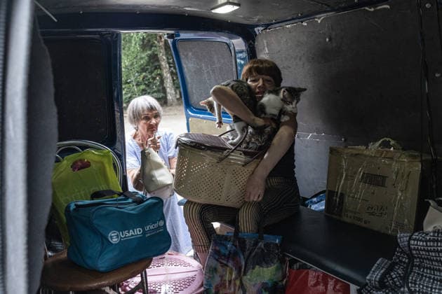 White Angels police unit evacuates civilians in Druzhkivka DRUZHKIVKA, UKRAINE - JUNE 28: A woman is evacuated along with her cats by the ‘White Angels’ police unit as shelling intensifies in the city of Druzhkivka, Ukraine, 28 June 2026 Diego Herrera Carcedo Anadolu Druzhkivka Ukraine. Editorial use only. Please get in touch for any other usage.  Copyright: x2026xAnadoluxDiegoxHerreraxCarcedox