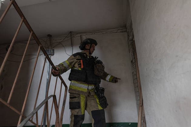 White Angels police unit evacuates civilians in Druzhkivka DRUZHKIVKA, UKRAINE - JUNE 28: Police units on the scene of a building damaged after Russian attack as shelling intensifies in the city of Druzhkivka, Ukraine, 28 June 2026 Diego Herrera Carcedo Anadolu Druzhkivka Ukraine. Editorial use only. Please get in touch for any other usage.  Copyright: x2026xAnadoluxDiegoxHerreraxCarcedox