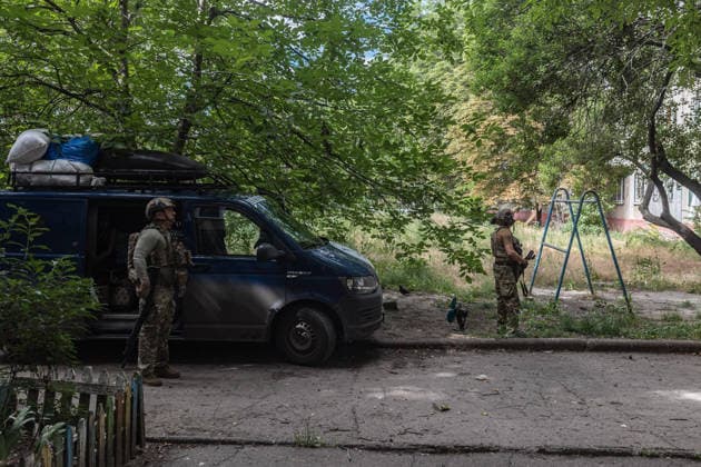 White Angels police unit evacuates civilians in Druzhkivka DRUZHKIVKA, UKRAINE - JUNE 28: Two police officers observe Russian drones during an evacuation carried out by the White Angels police unit as bombing intensifies in the city of Druzhkivka, Ukraine, 28 June 2026 Diego Herrera Carcedo Anadolu Druzhkivka Ukraine. Editorial use only. Please get in touch for any other usage.  Copyright: x2026xAnadoluxDiegoxHerreraxCarcedox