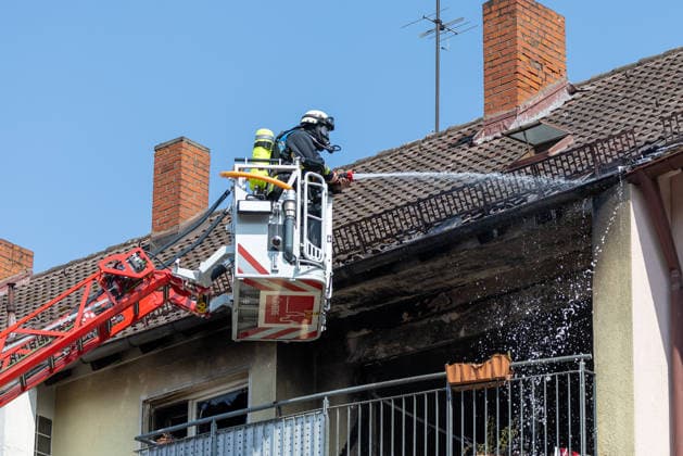 Wohnungsbrand in Mehrfamilienhaus in der Sebalder Altstadt - Spitzberg, Nürnberg, 28.06.2026 Ein Feuerwehrmann löscht von einer Hubarbeitsbühne aus einen Brand an einem Mehrfamilienhaus. Die Dachkonstruktion und Fassade sind stark verrußt und beschädigt. Der Einsatz findet bei sommerlicher Hitze von rund 36Â°C statt. *** Apartment Fire in a Multi-Family Building in the Sebald Old Town of Spitzberg, Nuremberg, June 28, 2026 A firefighter extinguishes a fire at an apartment building from an aerial work platform. The roof structure and facade are heavily soot-stained and damaged. The operation takes place in summer heat of around 36°C. 20260628-1V9A4660-M4000