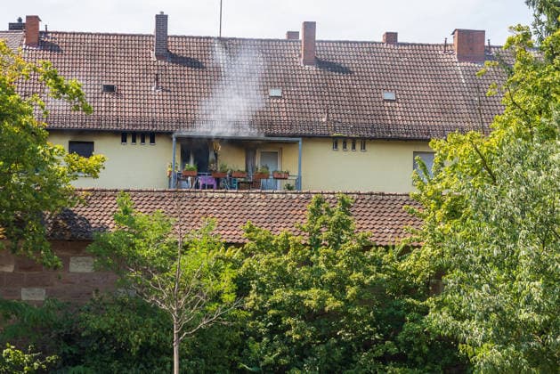 Wohnungsbrand in Mehrfamilienhaus in der Sebalder Altstadt - Spitzberg, Nürnberg, 28.06.2026 Rauch steigt aus einem Mehrfamilienhaus im Bereich Spitzenberg auf. Das Gebäude liegt direkt hinter der Stadtmauer und ist durch enge Altstadtgassen nur schwer zugänglich. Bei Temperaturen um 36 Grad Celsius laufen die Löscharbeiten unter erschwerten Bedingungen. *** Apartment Fire in an Apartment Building in the Sebald Old Town District of Spitzberg, Nuremberg, June 28, 2026 Smoke is rising from an apartment building in the Spitzenberg area. The building is located directly behind the city wall and is difficult to access due to the narrow streets of the Old Town. With temperatures around 36 degrees Celsius, firefighting efforts are taking 20260628-286A0496-M4000