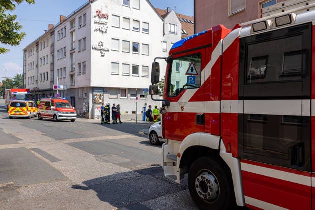 Wohnungsbrand in Mehrfamilienhaus in der Sebalder Altstadt - Spitzberg, Nürnberg, 28.06.2026 Feuerwehr und Rettungsdienst im Einsatz bei einem Brand in einem Mehrfamilienhaus in der Sebalder Altstadt. Mehrere Fahrzeuge der Berufsfeuerwehr Nürnberg sowie ein Rettungswagen sind vor Ort. Bei Temperaturen von rund 36Â°C erschwert die Sommerhitze den Einsatz in den engen Altstadtgassen. *** Apartment Fire in an Apartment Building in the Sebald Old Town, Spitzberg, Nuremberg, June 28, 2026 Firefighters and emergency medical services are responding to a fire in an apartment building in Sebald’s Old Town. Several vehicles from the Nuremberg Fire Department, as well as an ambulance, are on the scene. With temperatures around 36Â°C, the summer 20260628-286A0504-M4000