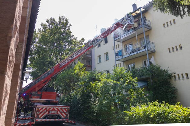 Wohnungsbrand in Mehrfamilienhaus in der Sebalder Altstadt - Spitzberg, Nürnberg, 28.06.2026 Ein Löschzug der Feuerwehr setzt eine Drehleiter an einem Mehrfamilienhaus ein. Der Einsatz findet direkt hinter der Stadtmauer unter erschwerten Bedingungen statt enge Zugangswege und extreme Sommerhitze bei rund 36 Â°C. *** Apartment Fire in an Apartment Building in the Old Town of Sebald, Spitzberg, Nuremberg, June 28, 2026 A fire department crew deploys a turntable ladder at an apartment building. The operation is taking place directly behind the city wall under difficult conditions—narrow access routes and extreme summer heat of around 36 °C. 20260628-286A0509-M4000