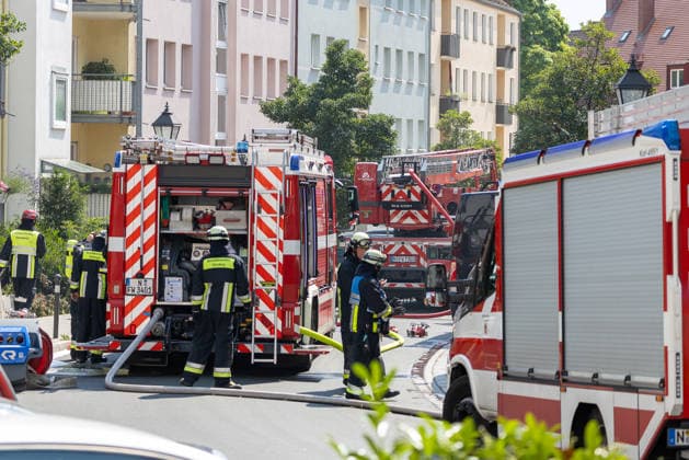 Wohnungsbrand in Mehrfamilienhaus in der Sebalder Altstadt - Spitzberg, Nürnberg, 28.06.2026 Einsatzkräfte der Berufsfeuerwehr Nürnberg bekämpfen einen Brand in einem Mehrfamilienhaus am Spitzenberg in der Sebalder Altstadt. Mehrere Löschfahrzeuge sowie eine Drehleiter sind in den engen Altstadtgassen positioniert. Der Einsatz findet bei extremer Sommerhitze von rund 36Â°C statt. *** Apartment Fire in an Apartment Building in the Sebald Old Town (Spitzenberg), Nuremberg, June 28, 2026: Members of the Nuremberg Professional Fire Department are battling a fire in an apartment building on Spitzenberg in Sebald’s Old Town. Several fire trucks and a turntable ladder are positioned in the narrow streets of the Old Town. The operation is 20260628-1V9A4621-M4000