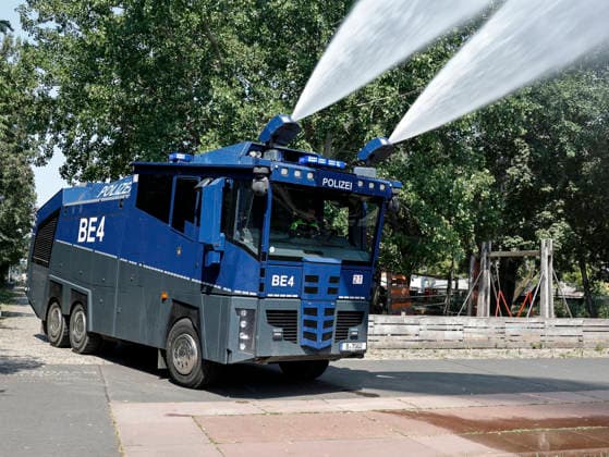 Wasser Marsch Berlin leidet unter der Hitze. Um den Menschen eine kleine Abkühlung zu verschaffen, rückt die Berliner Polizei mit Wasserwerfern an. Im Park am Gleisdreieck genießen Parkbesucher den feinen Sprühnebel, eine kurze Abkühlung bei der Hitzewelle, Berlin, 28.06.2026 Berlin Berlin Deutschland *** Water, Water! Berlin Suffers from the Heat To help people cool off a bit, the Berlin police are deploying water cannons. In Gleisdreieck Park, visitors are enjoying the fine mist—a brief respite from the heat wave— Berlin, June 28, 2026 Berlin, Berlin, Germany