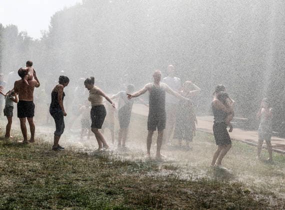 Wasser Marsch Berlin leidet unter der Hitze. Um den Menschen eine kleine Abkühlung zu verschaffen, rückt die Berliner Polizei mit Wasserwerfern an. Im Park am Gleisdreieck genießen Parkbesucher den feinen Sprühnebel, eine kurze Abkühlung bei der Hitzewelle, Berlin, 28.06.2026 Berlin Berlin Deutschland *** Water, Water! Berlin Suffers from the Heat To help people cool off a bit, the Berlin police are deploying water cannons. In Gleisdreieck Park, visitors are enjoying the fine mist—a brief respite from the heat wave— Berlin, June 28, 2026 Berlin, Berlin, Germany