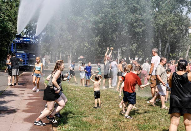 Wasser Marsch Berlin leidet unter der Hitze. Um den Menschen eine kleine Abkühlung zu verschaffen, rückt die Berliner Polizei mit Wasserwerfern an. Im Park am Gleisdreieck genießen Parkbesucher den feinen Sprühnebel, eine kurze Abkühlung bei der Hitzewelle, Berlin, 28.06.2026 Berlin Berlin Deutschland *** Water, Water! Berlin Suffers from the Heat To help people cool off a bit, the Berlin police are deploying water cannons. In Gleisdreieck Park, visitors are enjoying the fine mist—a brief respite from the heat wave— Berlin, June 28, 2026 Berlin, Berlin, Germany