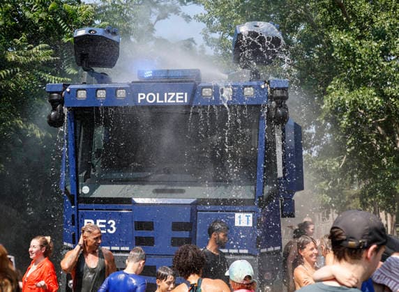 News Bilder des Tages Wasser Marsch Berlin leidet unter der Hitze. Um den Menschen eine kleine Abkühlung zu verschaffen, rückt die Berliner Polizei mit Wasserwerfern an. Im Park am Gleisdreieck genießen Parkbesucher den feinen Sprühnebel, eine kurze Abkühlung bei der Hitzewelle, Berlin, 28.06.2026 Berlin Berlin Deutschland *** Water, Water! Berlin Suffers from the Heat To help people cool off a bit, the Berlin police are deploying water cannons. In Gleisdreieck Park, visitors are enjoying the fine mist—a brief respite from the heat wave— Berlin, June 28, 2026 Berlin, Berlin, Germany