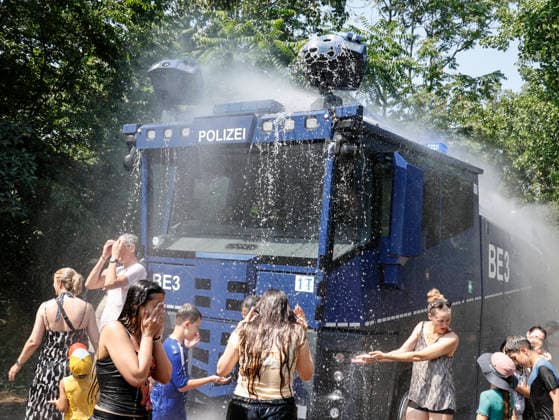 Wasser Marsch Berlin leidet unter der Hitze. Um den Menschen eine kleine Abkühlung zu verschaffen, rückt die Berliner Polizei mit Wasserwerfern an. Im Park am Gleisdreieck genießen Parkbesucher den feinen Sprühnebel, eine kurze Abkühlung bei der Hitzewelle, Berlin, 28.06.2026 Berlin Berlin Deutschland *** Water, Water! Berlin Suffers from the Heat To help people cool off a bit, the Berlin police are deploying water cannons. In Gleisdreieck Park, visitors are enjoying the fine mist—a brief respite from the heat wave— Berlin, June 28, 2026 Berlin, Berlin, Germany